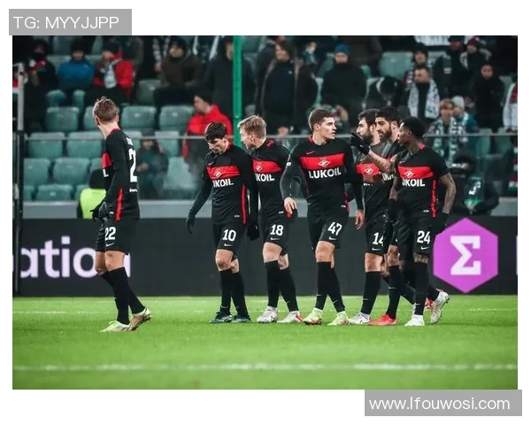 足球球星洪的辉煌历程与传奇故事展现出无限激情与永恒魅力