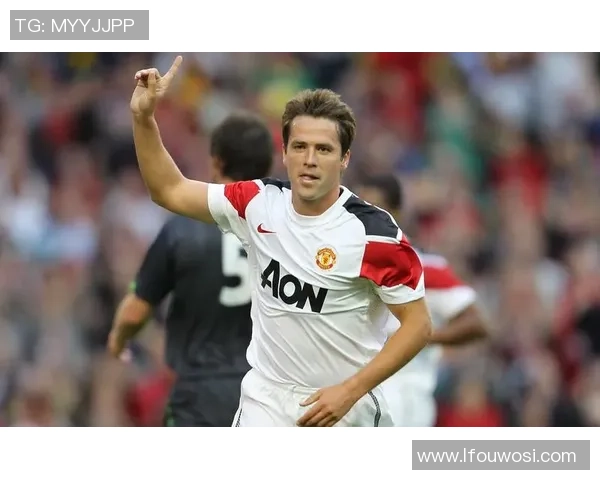 长发足球男神征战绿茵场,风采与实力并存的足球传奇